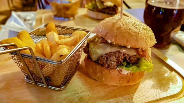 Eine Nahaufnahme Von Leckeren Hamburgern Und Pommes — Stockfoto