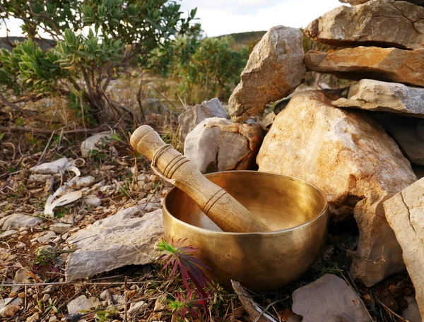 Metal Singing Bowl Relaxing Receiving Healing Vibrations — Stock Photo, Image