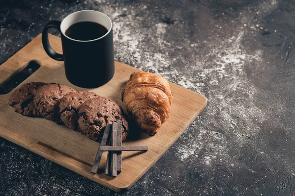Tiro Close Croissant Biscoitos Chocolate Com Uma Xícara Coff — Fotografia de Stock