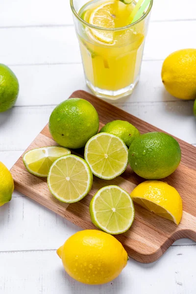 Kesme Tahtasına Masaya Saman Limon Limon Konmuş Dikey Bir Limon — Stok fotoğraf