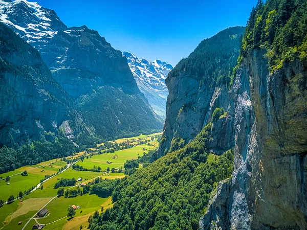 Pemandangan Udara Desa Lauterbrunnen Swiss Dikelilingi Oleh Pegunungan Berhutan — Stok Foto