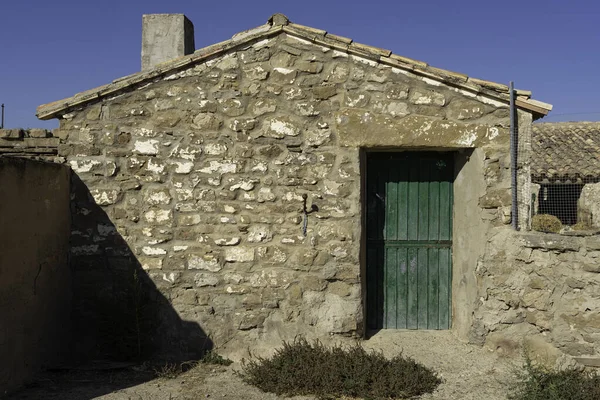 Una Casa Piedra Con Una Puerta Madera Verde — Foto de Stock