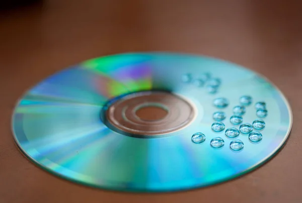 Tiro Foco Seletivo Gotas Água Disco Compacto Azul — Fotografia de Stock