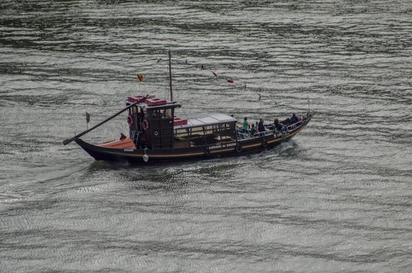 Oporto Portugal Jul 2015 Medelstor Transportbåt Vid Floden Porto — Stockfoto