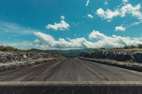 美しい雲の下の工業地帯のアスファルト道路 — ストック写真