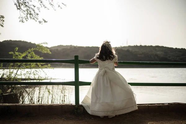 Vacker Utsikt Över Ung Flicka Vit Elegant Klänning Njuter Utsikten — Stockfoto