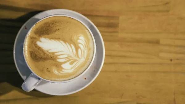 Eine Nahaufnahme Einer Cappuccino Tasse Auf Einem Holztisch — Stockfoto