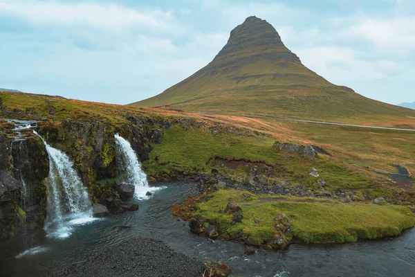 在冰岛 在多云的天空下 一个被溪流和瀑布环绕的柯库朱山景观 — 图库照片