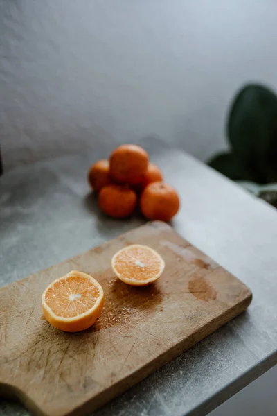 Egy Közeli Kép Egy Szaftos Narancssárga Vágásról Egy Deszkán — Stock Fotó