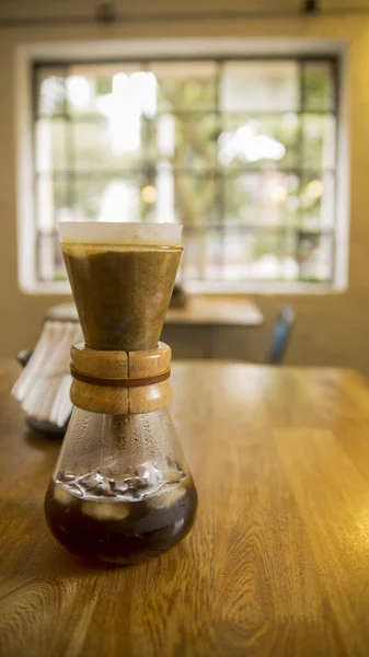 Plano Vertical Una Interesante Cafetera Sobre Una Mesa Madera —  Fotos de Stock