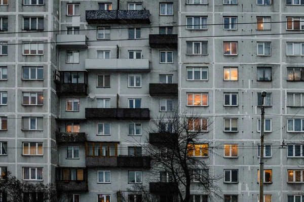 Vacker Utsikt Över Fasad Ett Bostadshus Med Upplysta Fönster — Stockfoto