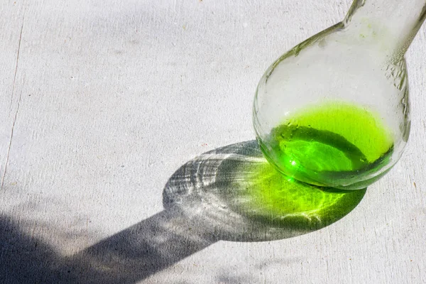 Een Hoge Hoek Shot Van Laboratoriumglaswerk Met Groene Kleur Reagens — Stockfoto