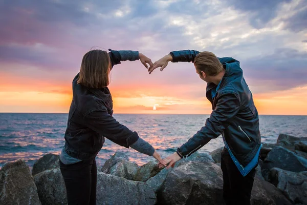 Mesmerizing Shot Loving Couple Making Heart Shape Arms Sunset Background — Stock Photo, Image