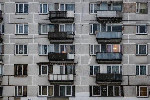 Hermoso Plano Edificio Gran Altura Con Balcones Por Noche —  Fotos de Stock