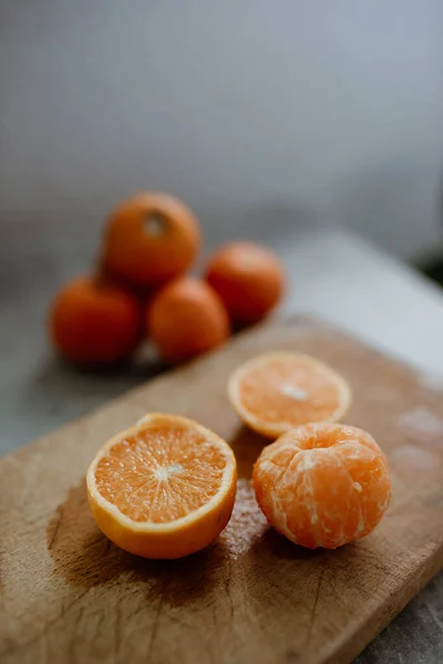 Egy Függőleges Közelkép Egy Szeletelt Narancsról Egy Mandarinról Egy Fából — Stock Fotó