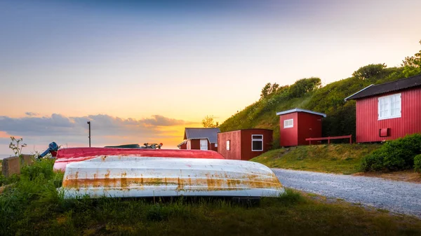 Plan Envoûtant Maisons Bois Rouge Bateaux Colorés Sur Fond Coucher — Photo