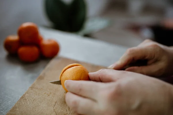 切断板にオレンジをスライスした者のクローズアップショット — ストック写真