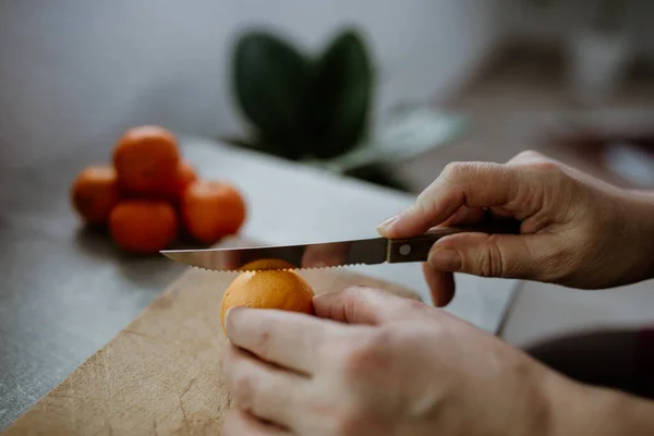 Ένα Κοντινό Πλάνο Ενός Ατόμου Που Κόβει Ένα Πορτοκάλι Ένα — Φωτογραφία Αρχείου