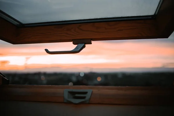 Piękny Zachód Słońca Nad Małym Miastem Uchwyconym Okna — Zdjęcie stockowe