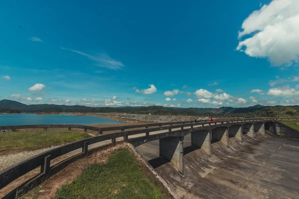 Eine Steinerne Brücke Einem Industriegebiet Unter Einer Wunderschönen Wolkenlandschaft — Stockfoto