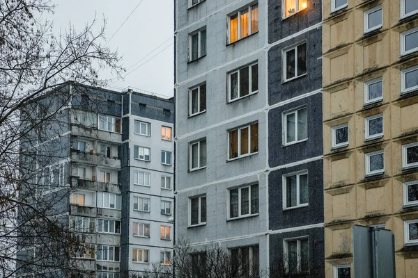 Eine Schöne Aufnahme Von Wohnhochhäusern Mit Einem Kleinen Stück Himmel — Stockfoto
