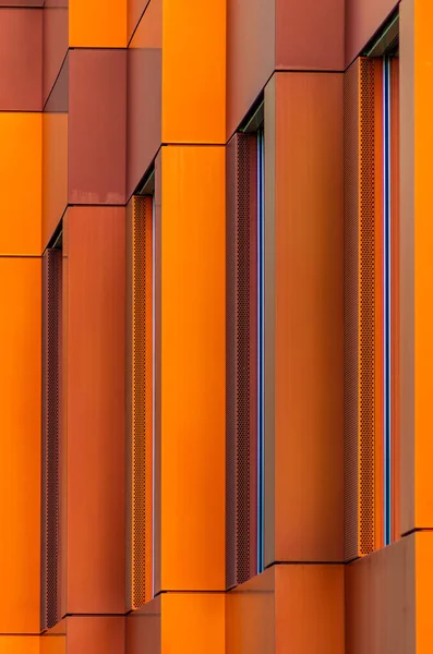 Tiro Vertical Edifício Moderno Com Cores Vermelhas Laranja — Fotografia de Stock