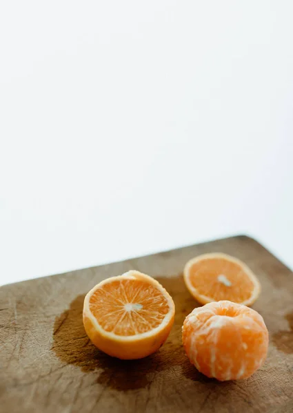 Egy Függőleges Közelkép Egy Felszeletelt Narancsról Egy Mandarinról Egy Deszkán — Stock Fotó