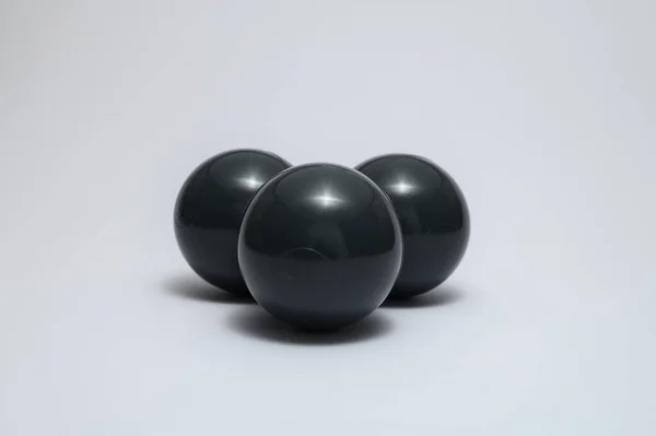 Egy Közeli Kép Három Fekete Műanyag Golyók Elszigetelt Fehér Alapon — Stock Fotó