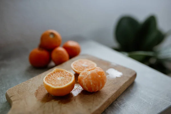 Egy Közeli Kép Egy Felszeletelt Narancsról Egy Mandarinról Egy Deszkán — Stock Fotó