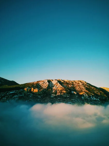 Una Hermosa Vista Alto Acantilado Rocoso Sobre Nubes Blancas — Foto de Stock