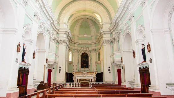 Una Toma Increíble Del Interior Una Iglesia Con Altar Blanco — Foto de Stock