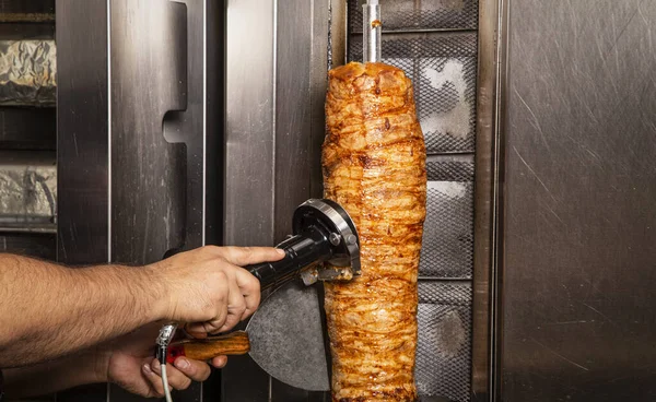Zbliżenie Ujęcia Samca Krojącego Mięso Kebaba Nożem Elektrycznym — Zdjęcie stockowe