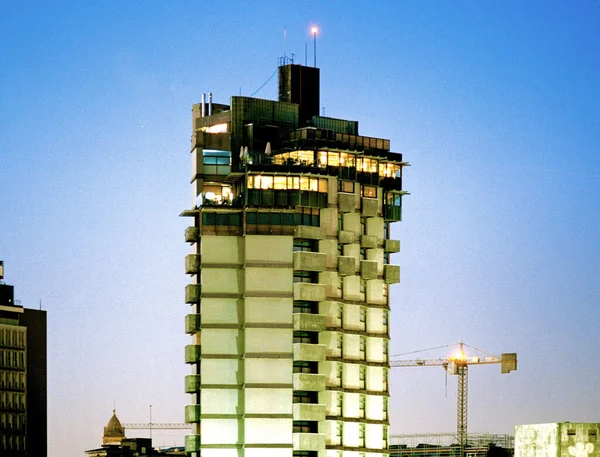 Μια Εναέρια Λήψη Από Ένα Σύγχρονο Ψηλό Κτίριο Στο Φόντο — Φωτογραφία Αρχείου
