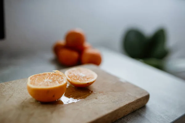 Egy Közeli Kép Egy Szaftos Narancssárga Vágásról Egy Deszkán — Stock Fotó