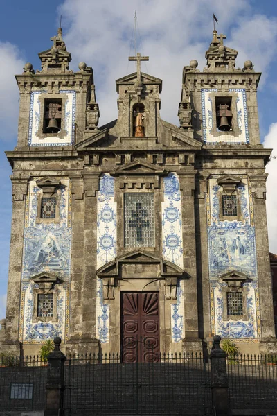 葡萄牙波尔图圣伊尔德丰索教堂 有箭头围栏 — 图库照片