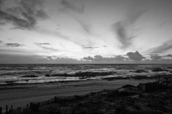 Eine Graustufenaufnahme Eines Leeren Strandes Und Eines Bewölkten Himmels — Stockfoto