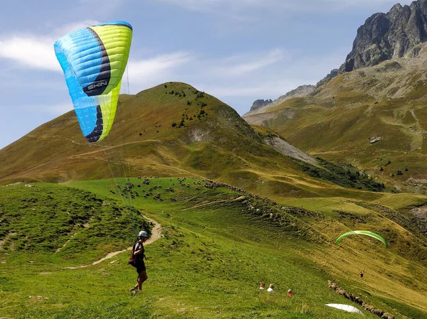 Alpes France Jun 2018 Paraglider Inflating His Wing Taking Small — Stock Photo, Image