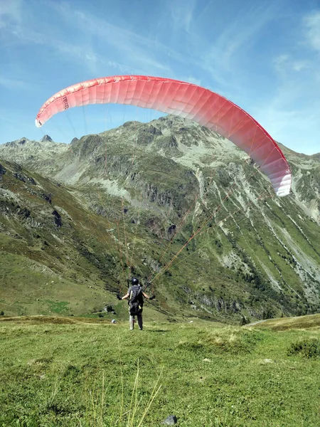 Alpes France Jun 2018 Paraglider Inflating His Wing Taking Small — Stock Photo, Image