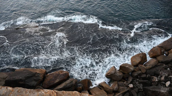 Een Luchtfoto Van Zee Golven Wimpers Lijn Impact Rots Het — Stockfoto
