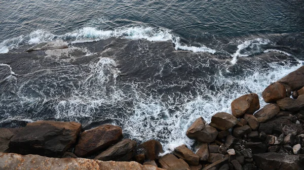 Una Vista Aérea Las Olas Del Mar Impacto Línea Pestañas — Foto de Stock