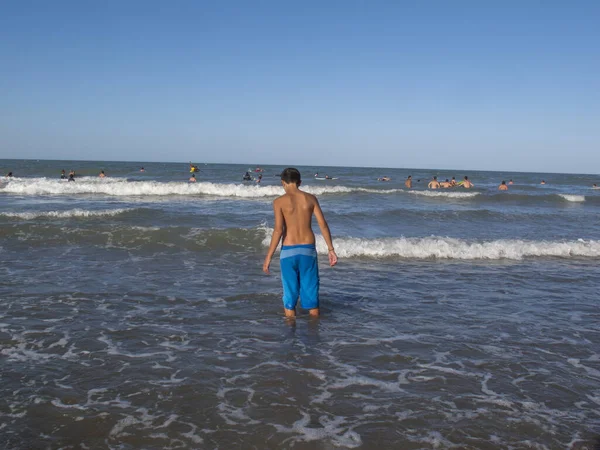 Mar Del Plata Argentina Enero 2013 Hombre Entra Mar Playa — Foto de Stock