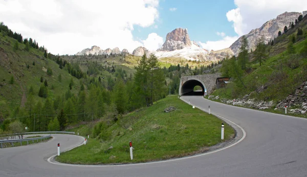 Uma Estrada Asfalto Curvo Rumo Túnel Fundo Paisagem Montanhosa — Fotografia de Stock