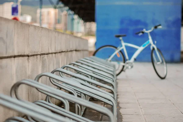 在公众停车场选择性地拍摄个人自行车在街上的镜头 — 图库照片
