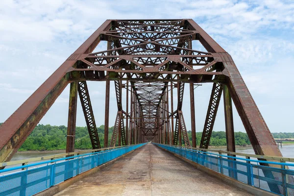 Una Hermosa Vista Carretera Puente Armadura Sobre Agua Bosque Fondo —  Fotos de Stock