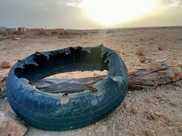Primer Plano Viejo Neumático Sucio Arrojado Desierto — Foto de Stock