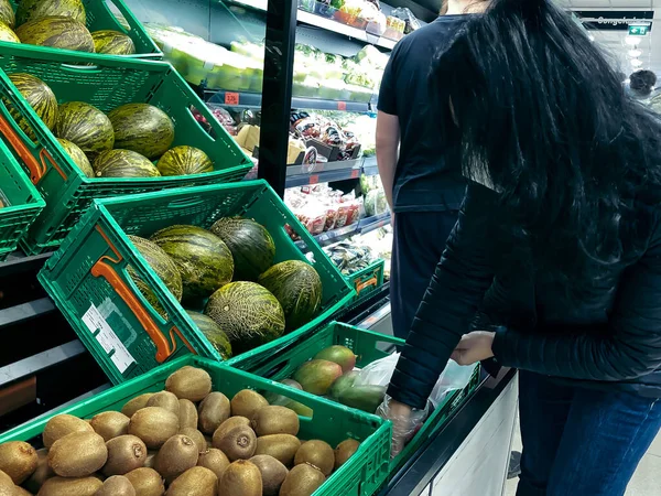 Selective Focus Kobieta Kupująca Mango Sklepie Owocami Supermarkecie Chroniona Przed — Zdjęcie stockowe