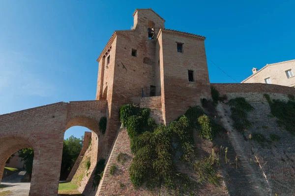 Uma Longa Escadaria Que Leva Castelo Medieval Grandes Arcos Sob — Fotografia de Stock