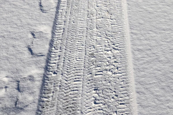 Ślady Opon Pokrytych Śniegiem Ulicach Ciągu Dnia — Zdjęcie stockowe