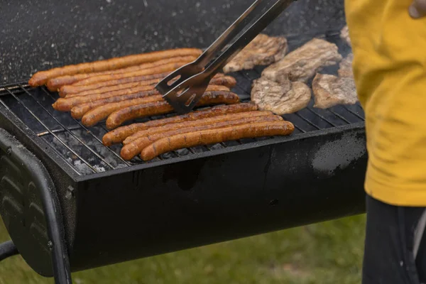 Mięso Kiełbaski Grillowane Zewnątrz Piknik — Zdjęcie stockowe