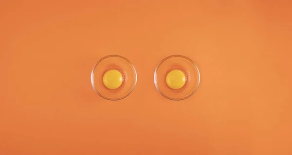 오렌지 배경에 소스에 노른자의 — 스톡 사진